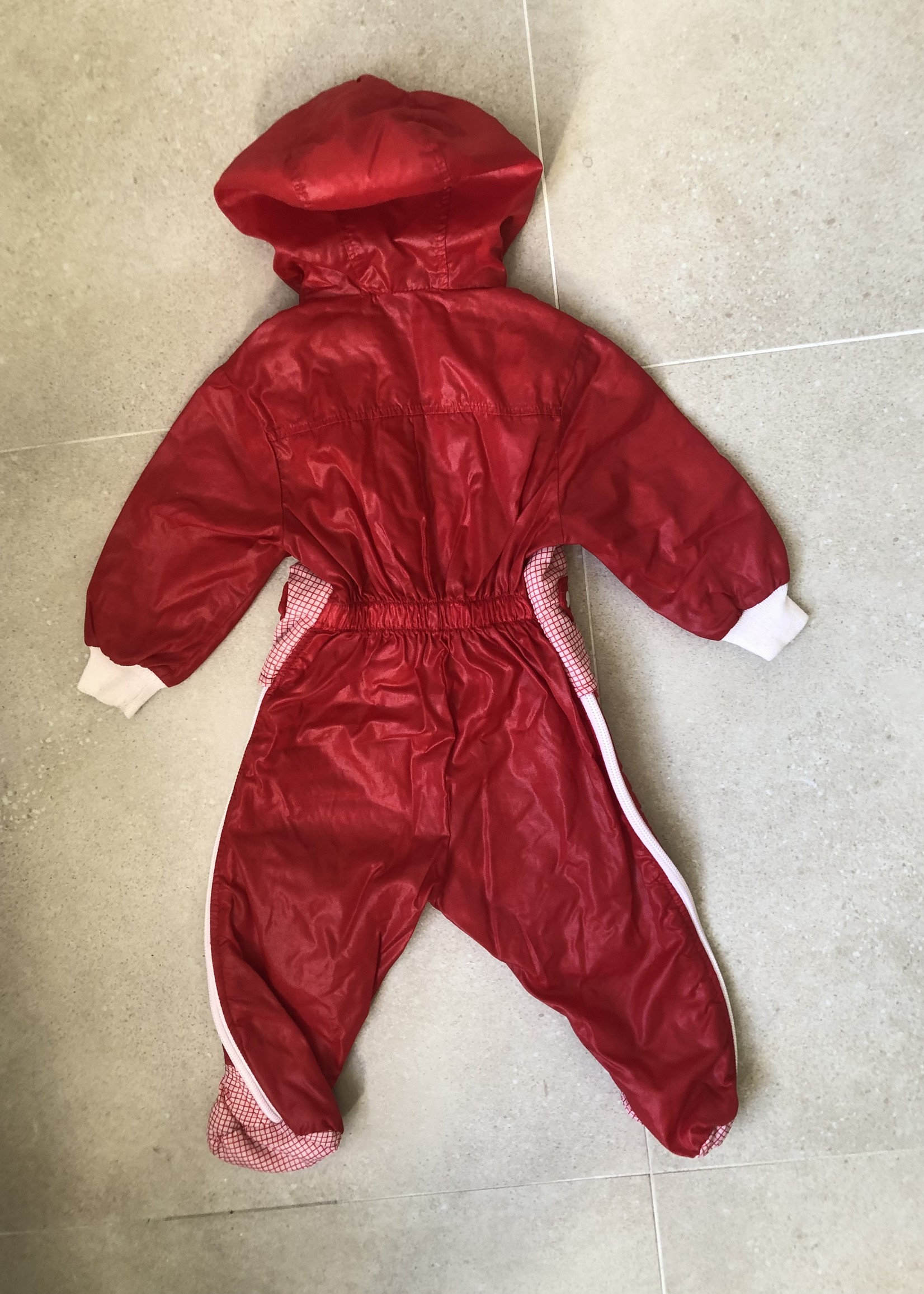 Red water-resistant suit 9m