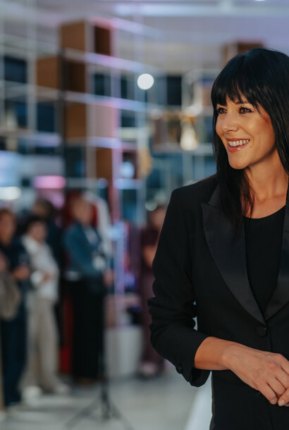 Womans Jacket : Cropped Blazer with broch