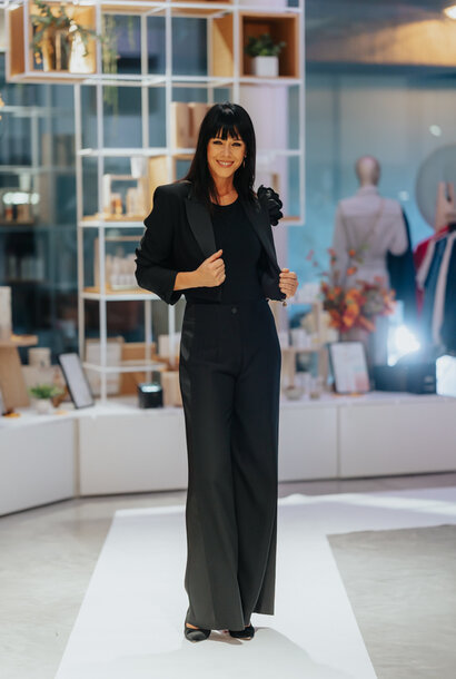 Womans Jacket : Cropped Blazer with broch