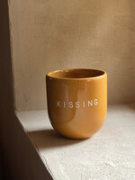 Sisi Koffiekopje | Kissing | Geel