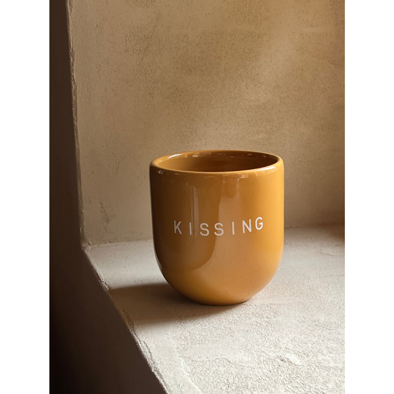 Sisi Koffiekopje | Kissing | Geel