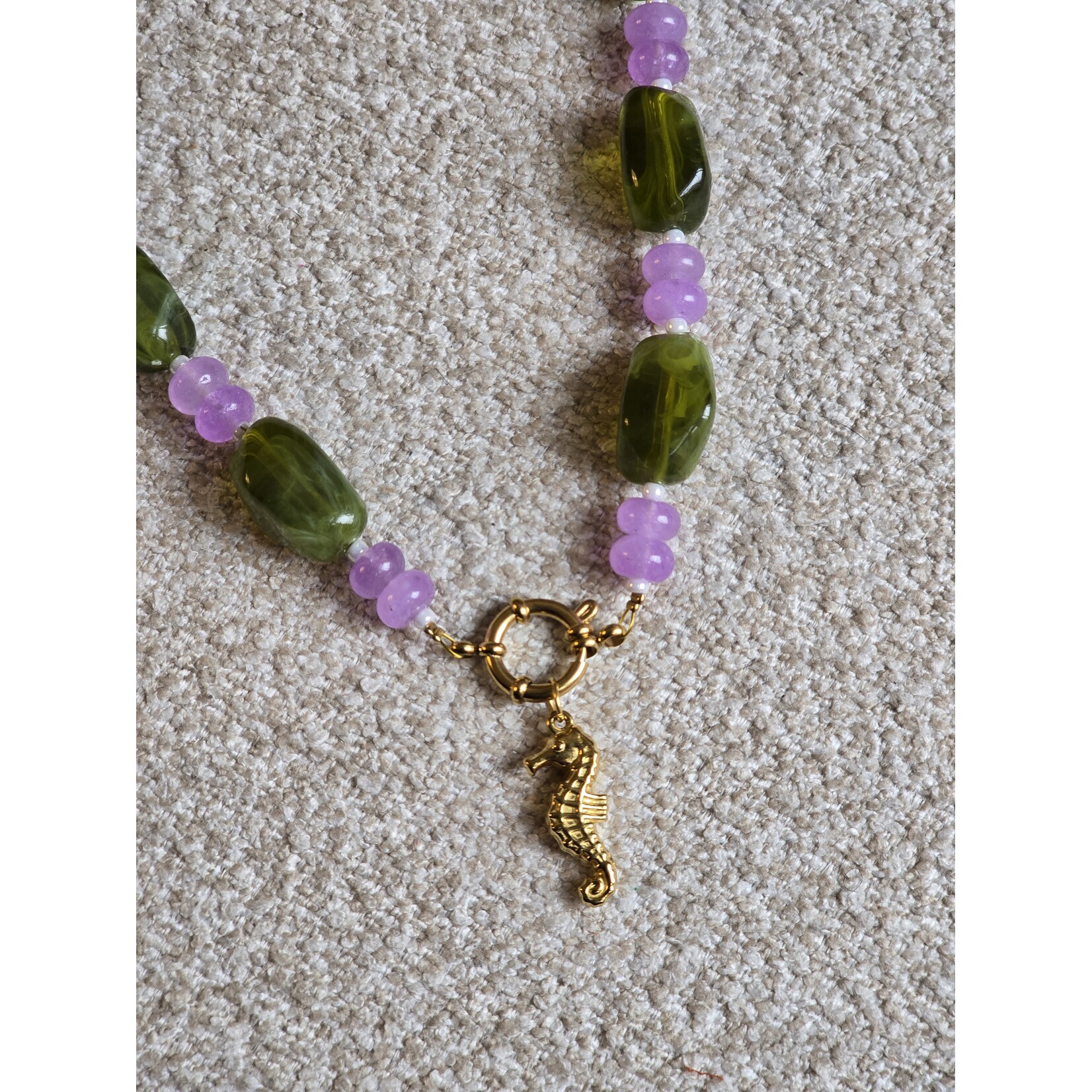 By trendz Ketting met bedel | Zeepaardje| Paars/groen