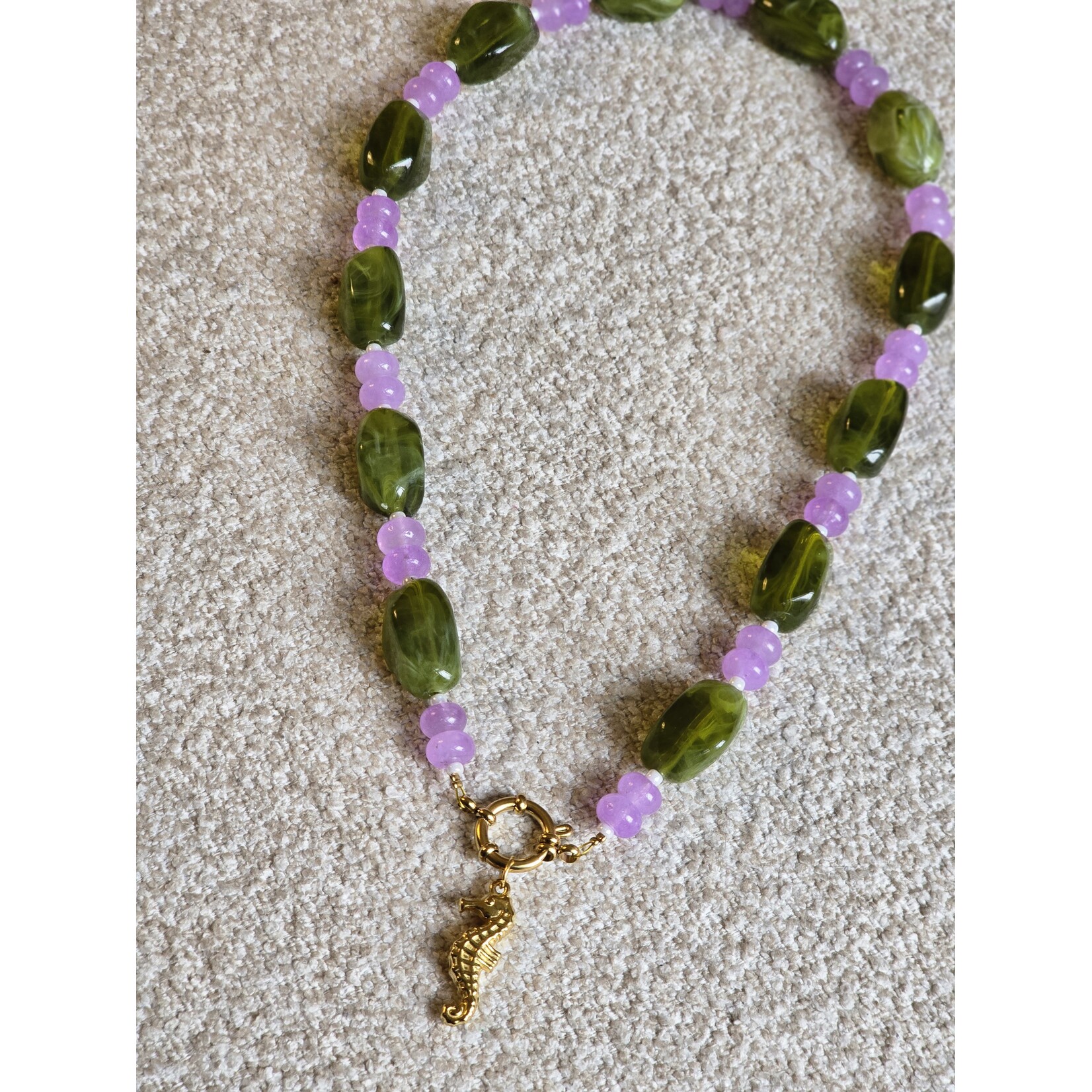 By trendz Ketting met bedel | Zeepaardje| Paars/groen