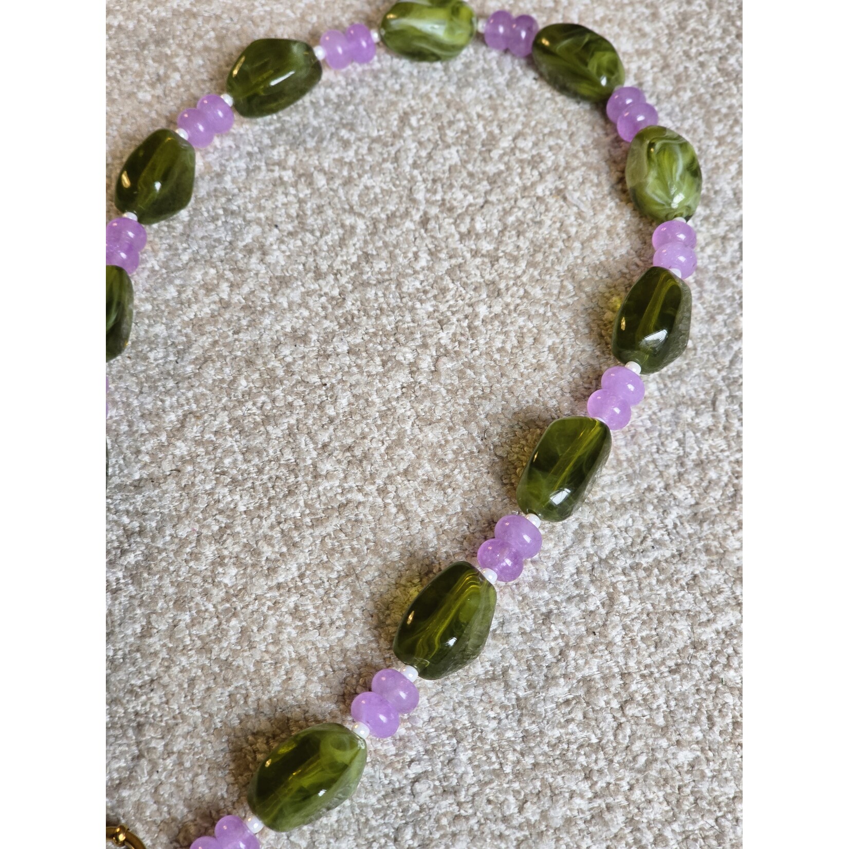 By trendz Ketting met bedel | Zeepaardje| Paars/groen