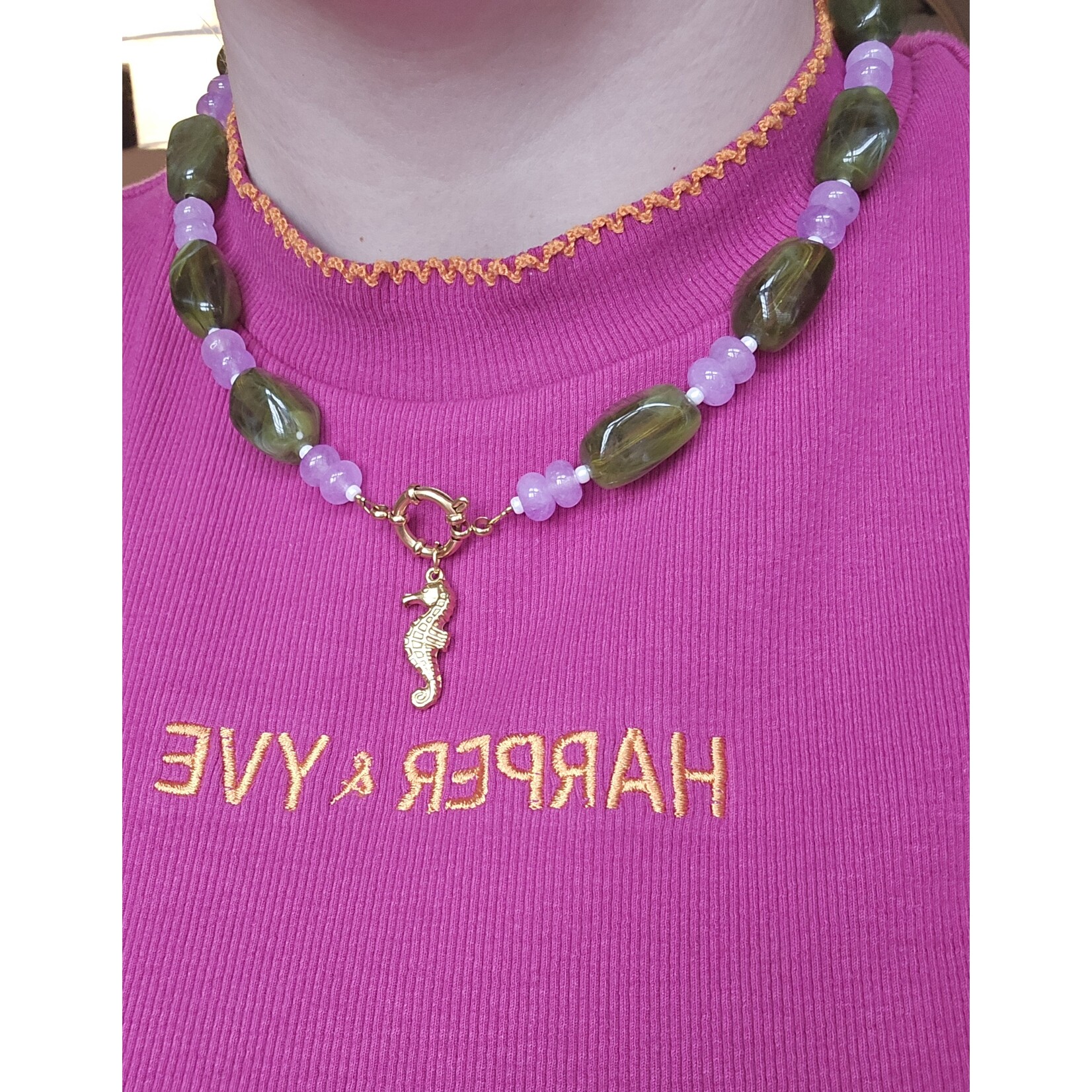 By trendz Ketting met bedel | Zeepaardje| Paars/groen