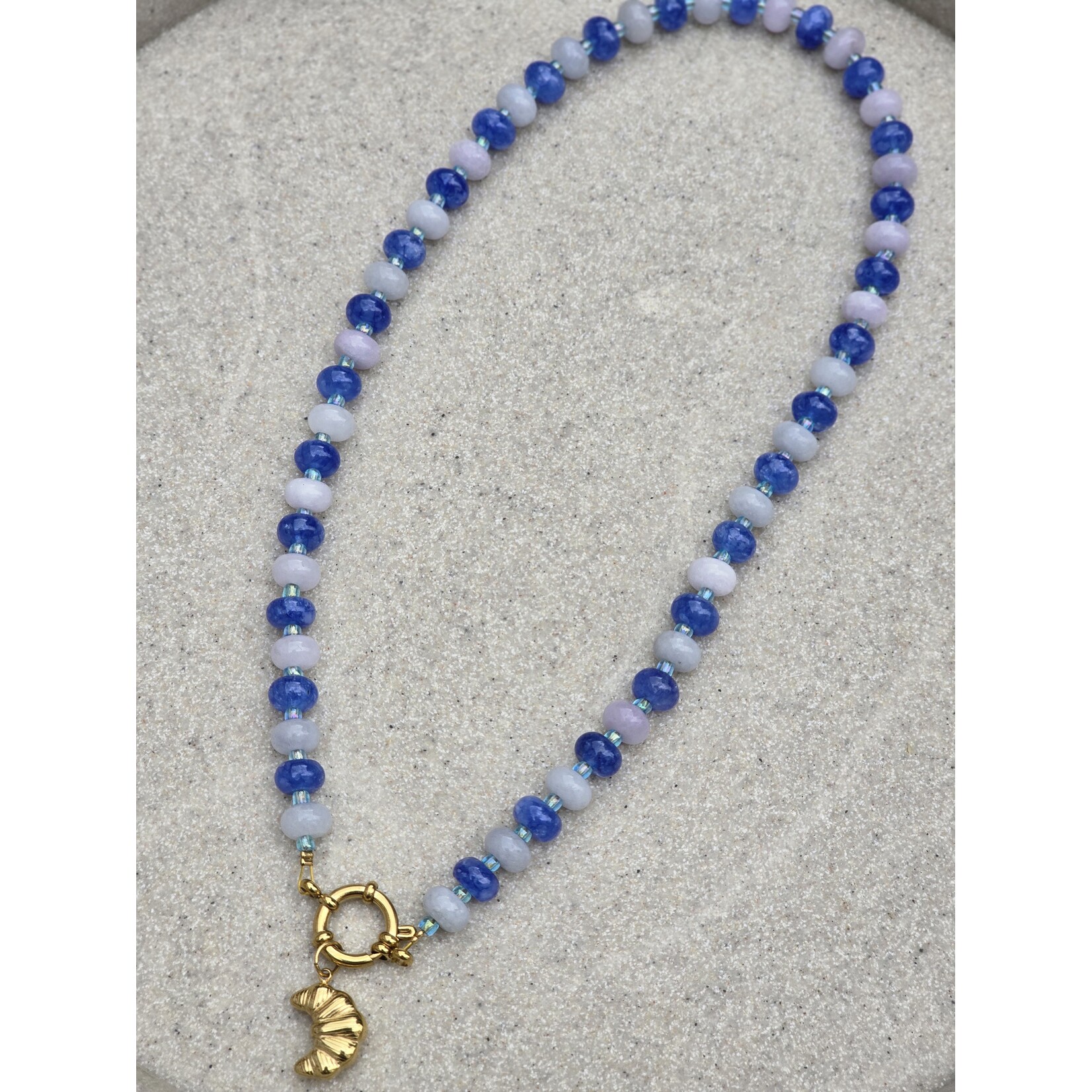Ketting met bedel | But first croissants