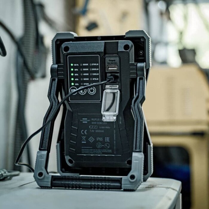 Brennenstuhl Lampe de chantier à LED Brennenstuhl RUFUS 15CRI 96 / Lampe de travail à LED avec lumière CRI élevée / Detailing Light (2700lm, pour peintres, laqueurs, véhicules à moteur et ateliers, fonction de banque d'alimentation, câble de charge inclus)