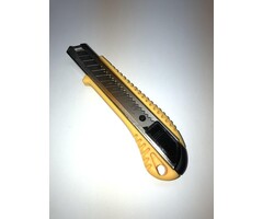 Afbreekmes 18 mm met handvat van hoogwaardig ABS en geleidereel van metaal. Voorzien van antislip greep.