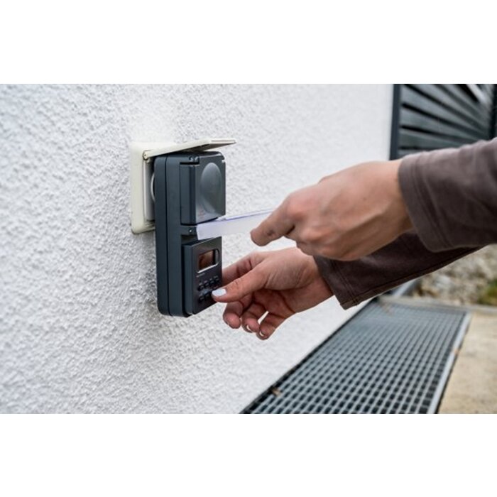 Brennenstuhl Brennenstuhl 1506706 Zeitschaltuhr/Steckdosenleiste digital 24h-Modus IP44 Programmierbare EIN/AUS-Einstellungen, Sommerzeitsteuerung, RND-Modus