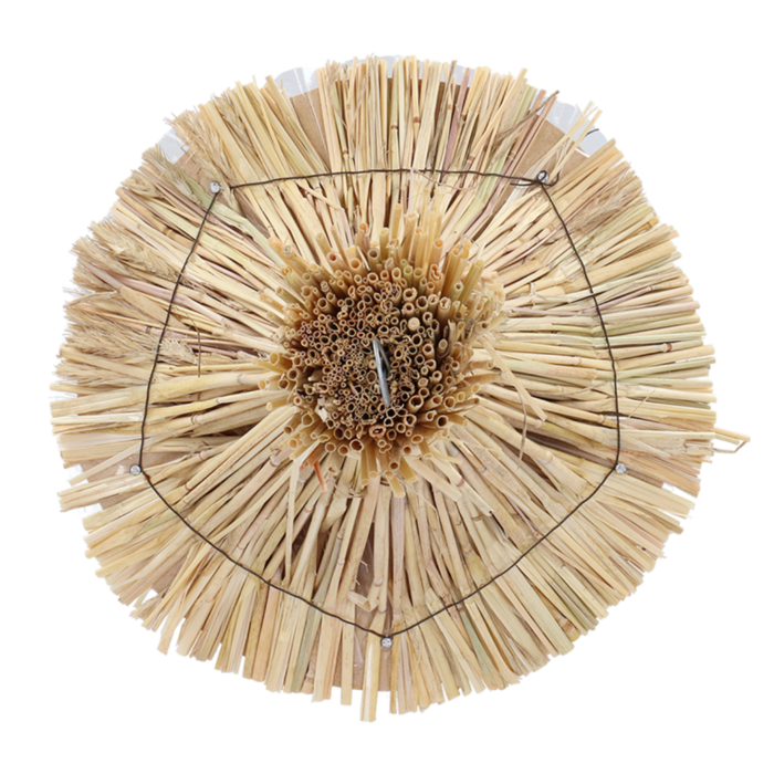 Mangeoire suspendue en bois de bouleau avec toit en paille