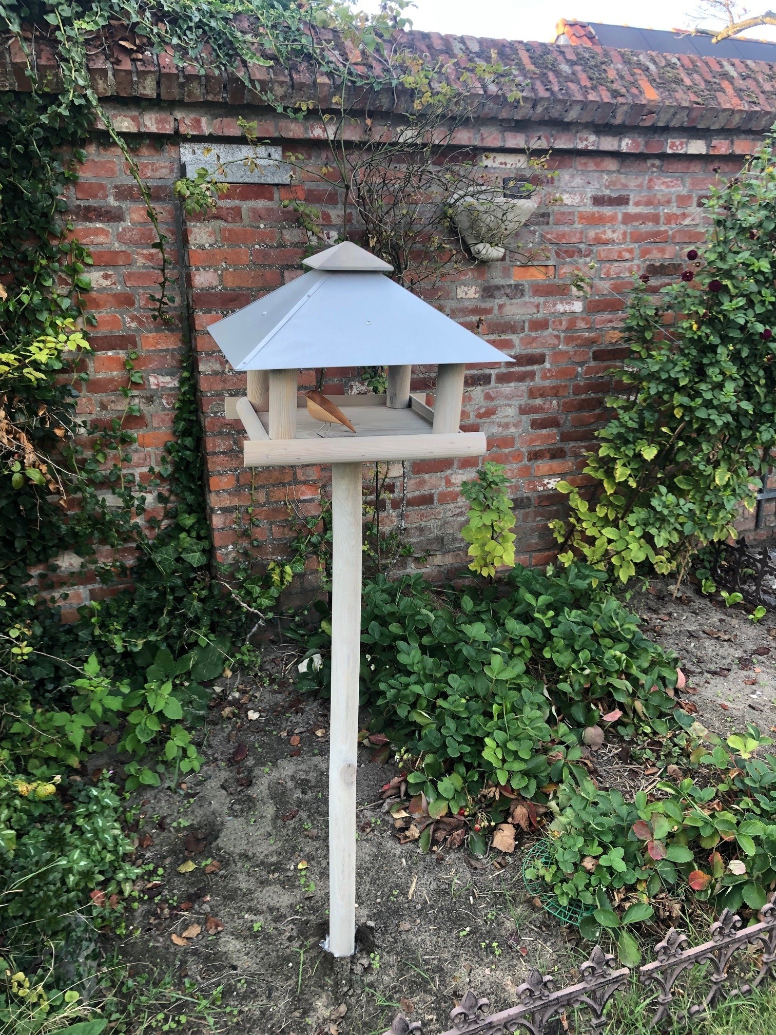 Dutchlander Futtertisch XL - Quadratisch - Mit verzinktem Metalldach - 39x39x144 cm