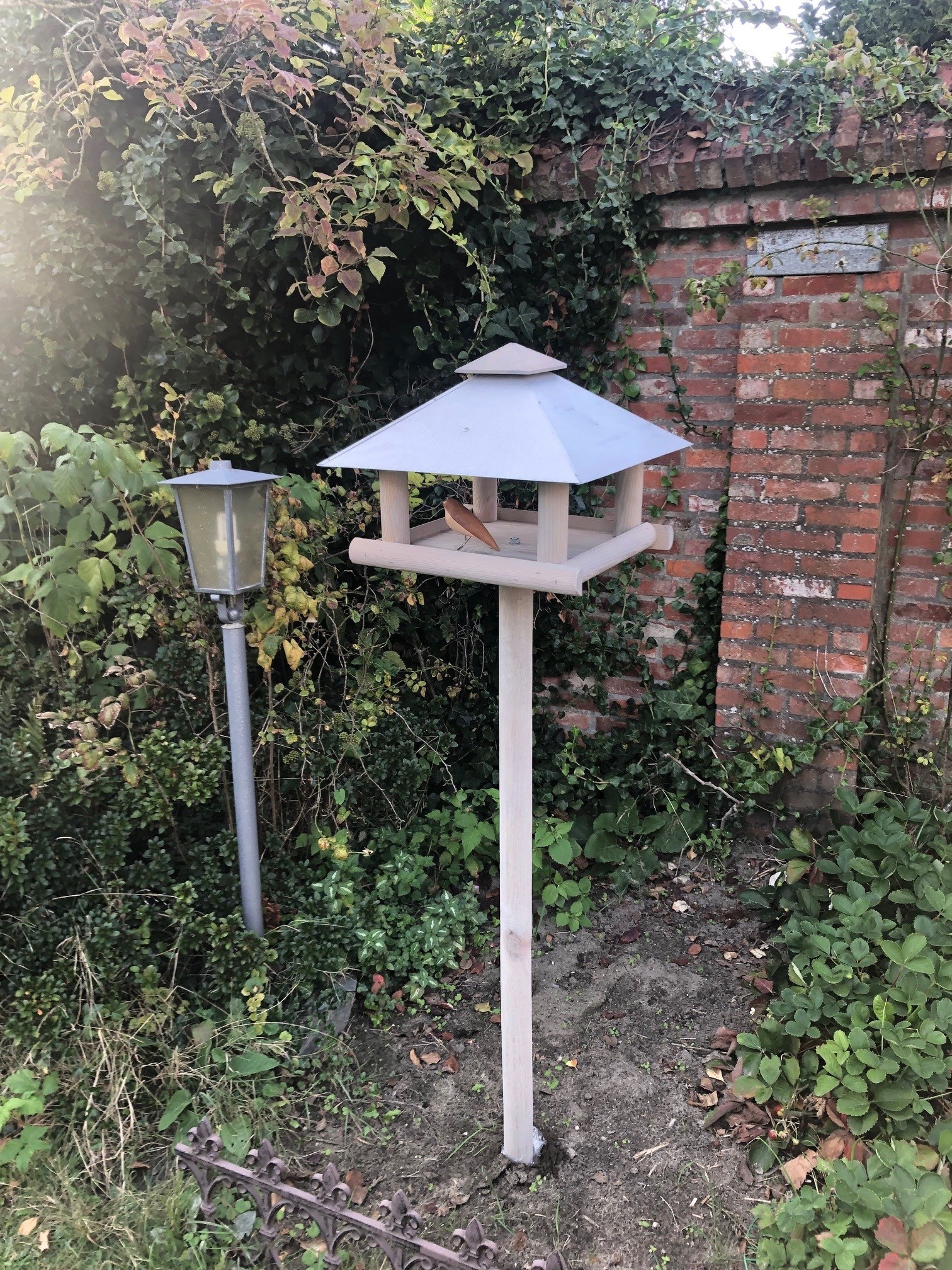 Dutchlander Futtertisch XL - Quadratisch - Mit verzinktem Metalldach - 39x39x144 cm