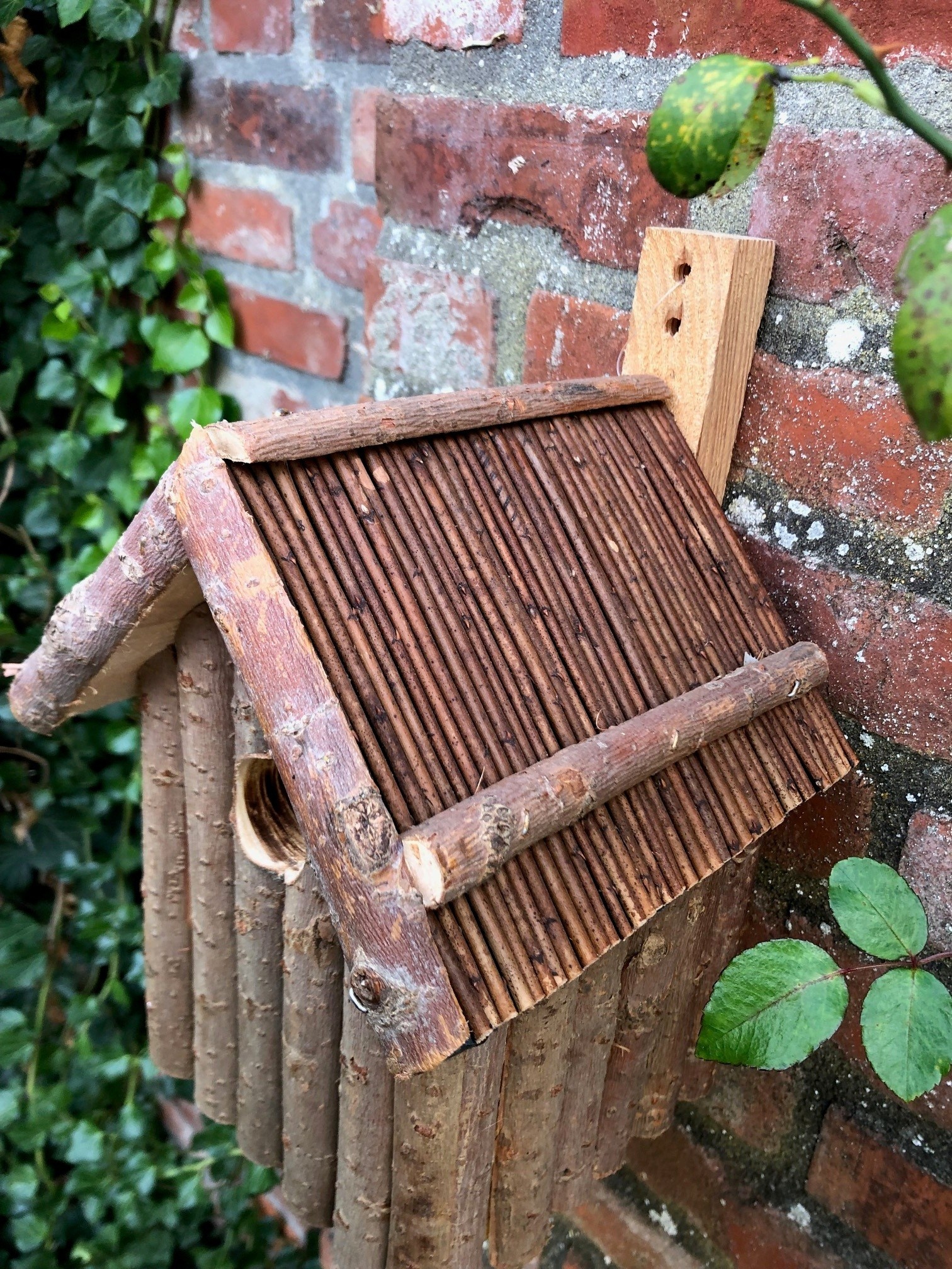 Esschert Design Dutchlander Nestkastje – Dennenhout met Takken & Twijgen – 19x19x28 cm