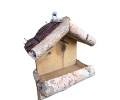 Dutchlander Vogelvoedertafel – Muurbevestiging – Berken met Twijgen Dakje & Vetbolpin – 19x19x9 cm