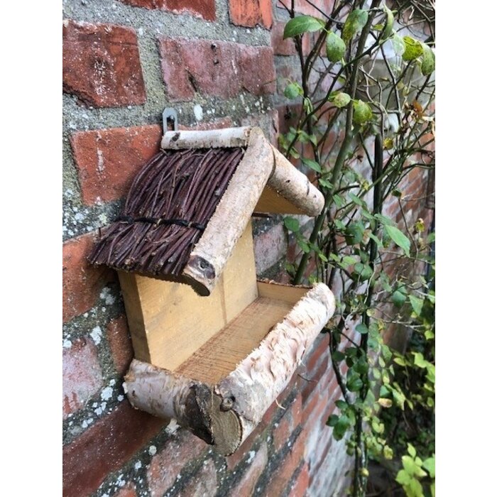 Dutchlander Vogelvoedertafel – Muurbevestiging – Berken met Twijgen Dakje & Vetbolpin – 19x19x9 cm