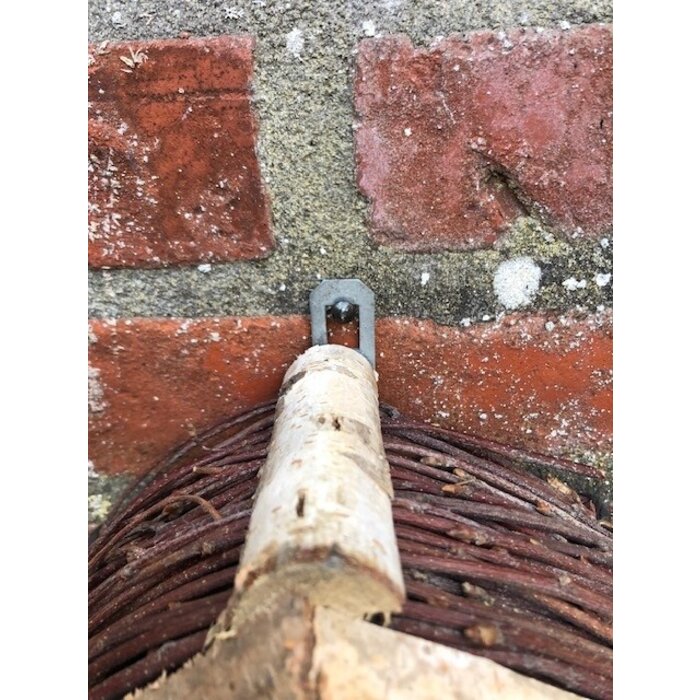 Dutchlander Vogelvoedertafel – Muurbevestiging – Berken met Twijgen Dakje & Vetbolpin – 19x19x9 cm