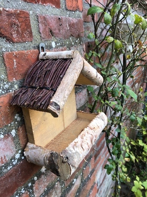 Dutchlander Vogelfutterhaus - Wandmontage - Birke mit Zweigdach & Fettkugelstift - 19x19x9 cm