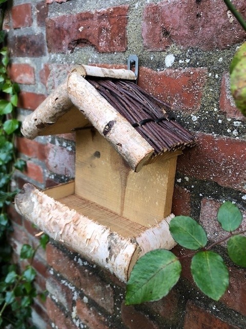 Dutchlander Vogelfutterhaus - Wandmontage - Birke mit Zweigdach & Fettkugelstift - 19x19x9 cm