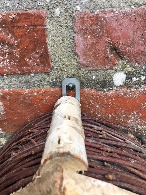 Dutchlander Vogelfutterhaus - Wandmontage - Birke mit Zweigdach & Fettkugelstift - 19x19x9 cm