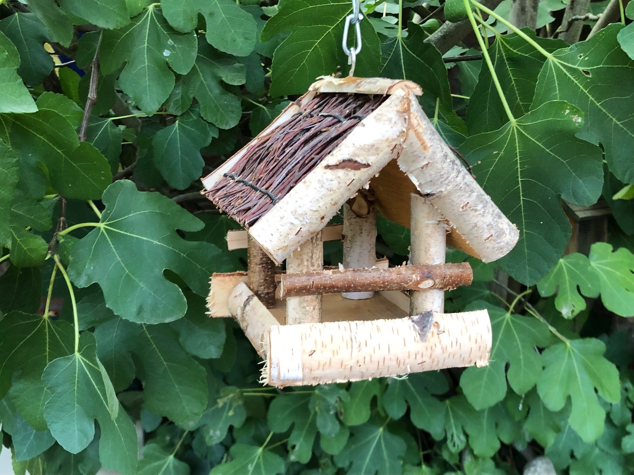 Dutchlander - Vogelvoedertafel – Hangend – Berkenhout met Wilgen Dak – 19x19x22 cm