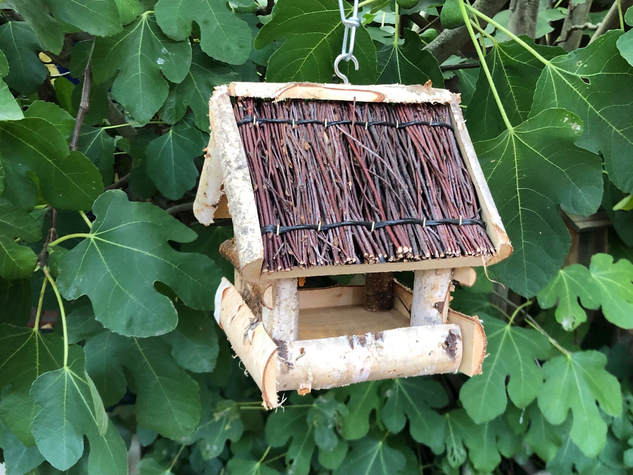 Mangeoire à oiseaux Dutchlander - suspendue - bouleau avec toit en saule - 19x19x22 cm