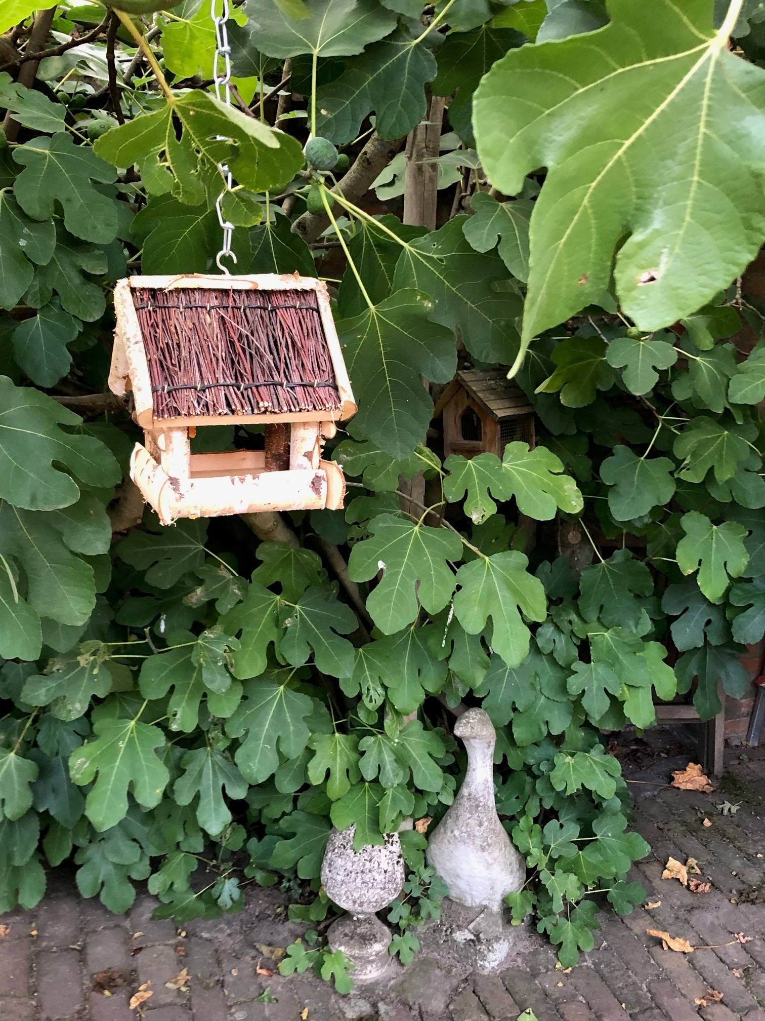 Mangeoire à oiseaux Dutchlander - suspendue - bouleau avec toit en saule - 19x19x22 cm