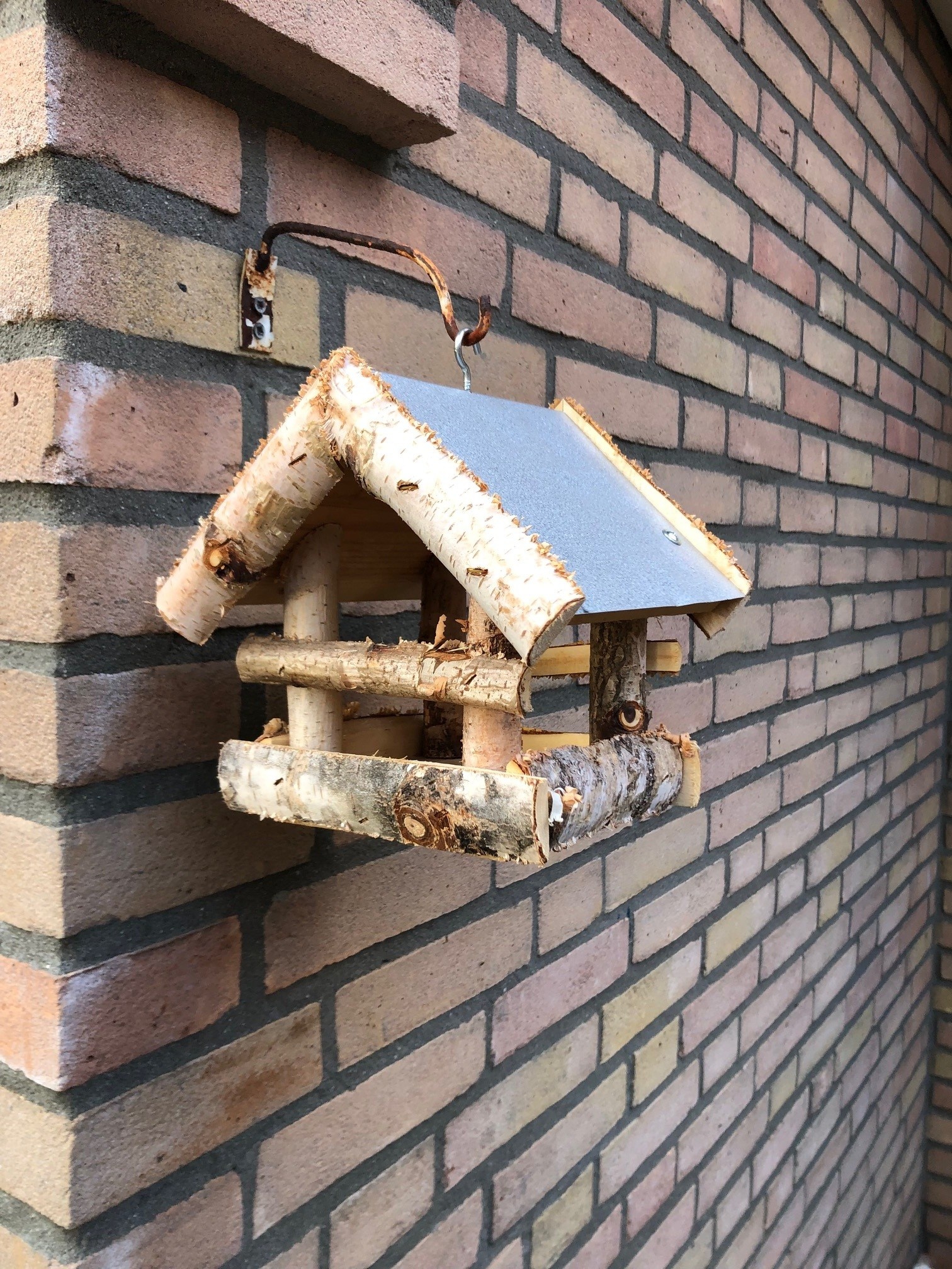 Dutchlander Vogelvoedertafel – Hangend – Berkenhout met Zinken Dak – 19x19x22 cm