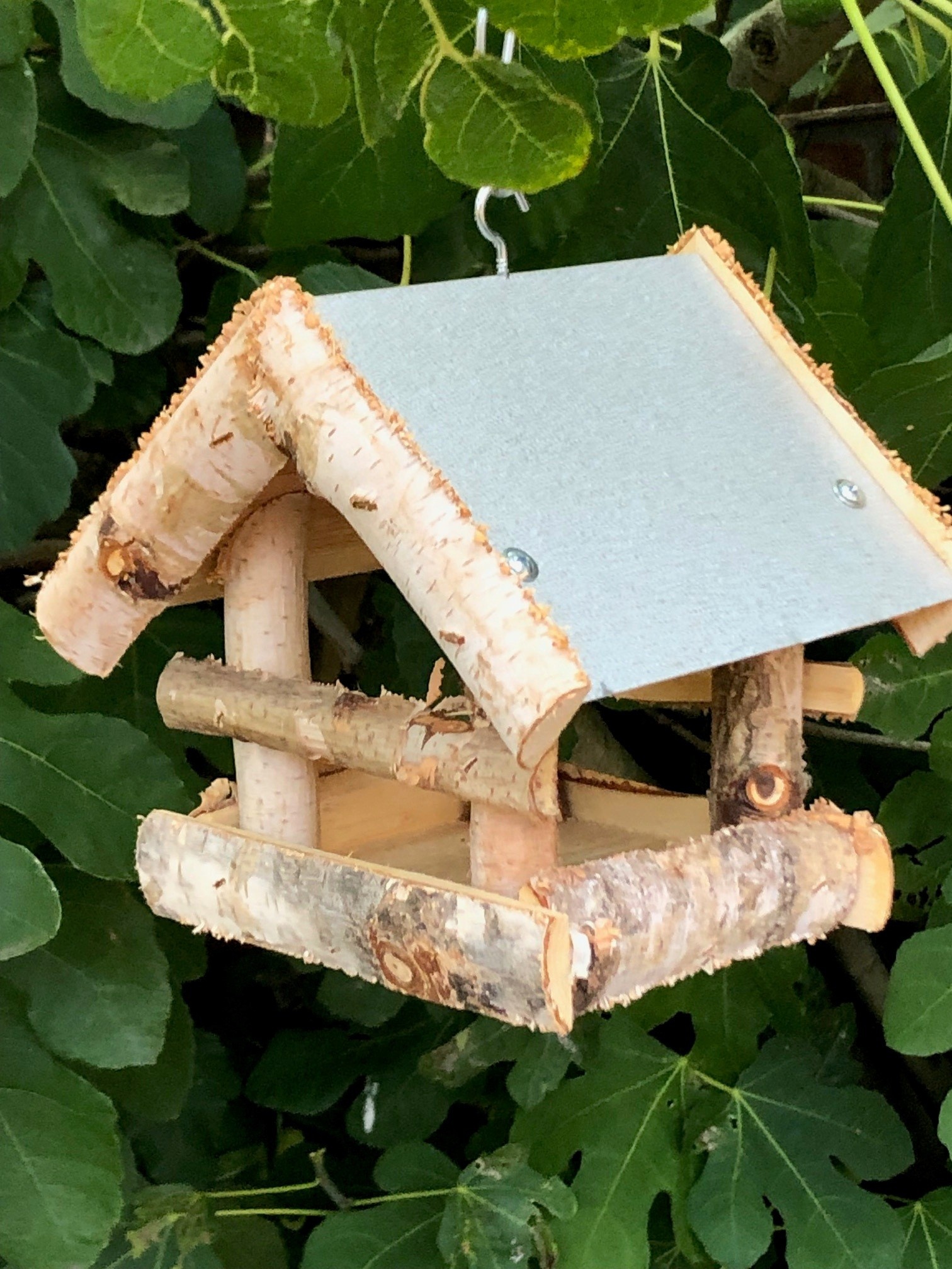 Dutchlander Vogelvoedertafel – Hangend – Berkenhout met Zinken Dak – 19x19x22 cm