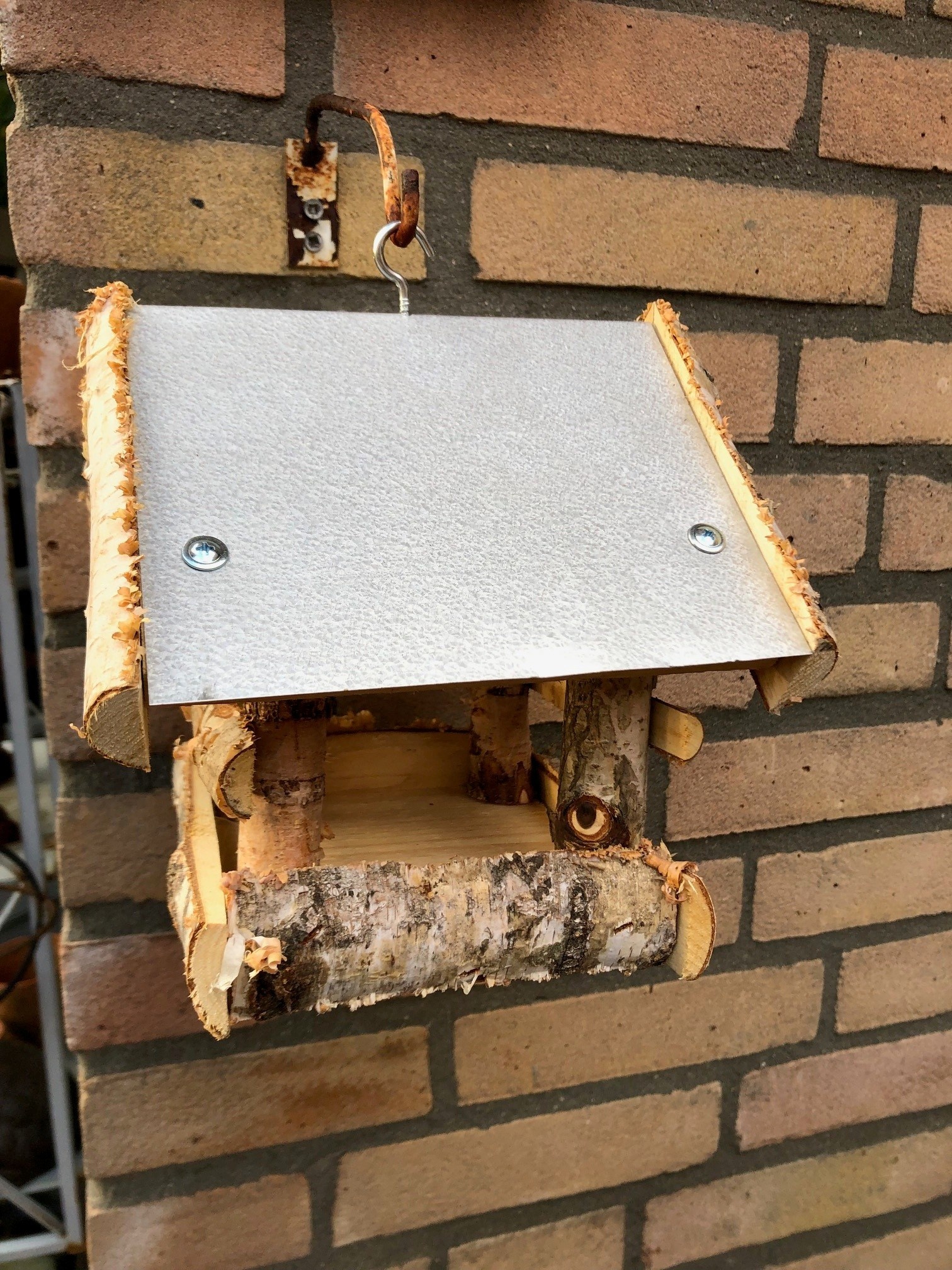 Dutchlander Vogelvoedertafel – Hangend – Berkenhout met Zinken Dak – 19x19x22 cm