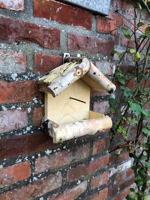 Dutchlander Mangeoire à oiseaux - montage mural - bouleau avec toit en paille - 19x19x9 cm