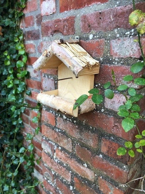 Dutchlander Mangeoire à oiseaux - montage mural - bouleau avec toit en paille - 19x19x9 cm