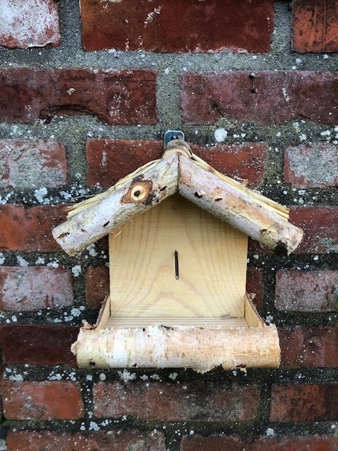 Dutchlander Mangeoire à oiseaux - montage mural - bouleau avec toit en paille - 19x19x9 cm