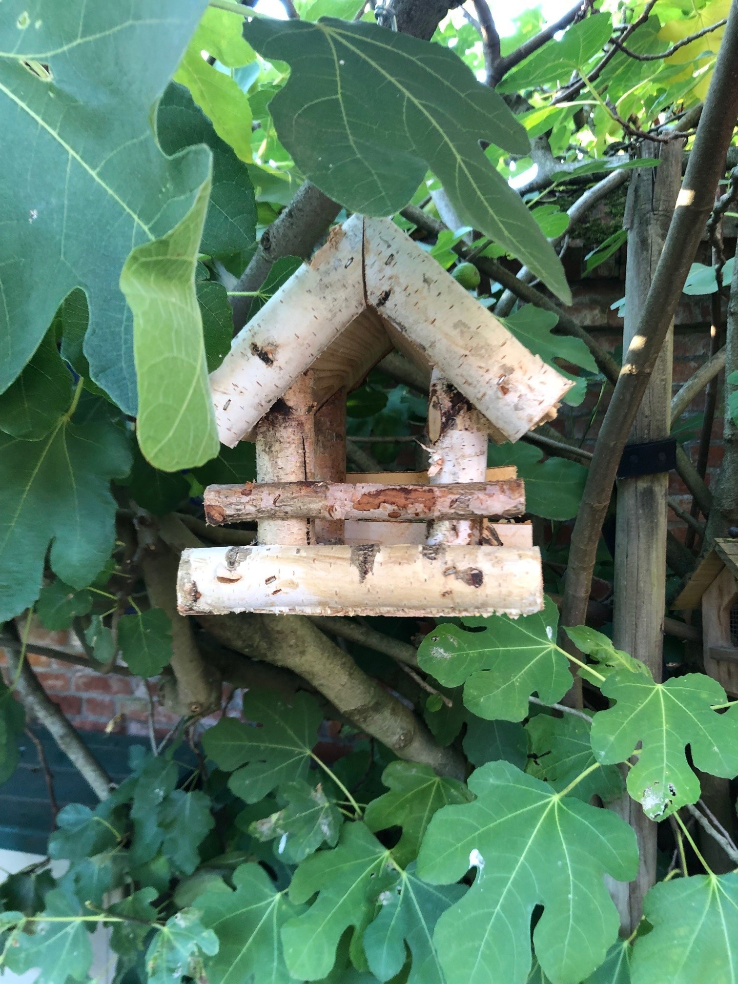 Dutchlander Vogelvoedertafel – Hangend – Berken met Dakje van stro 19 x 19 x 22 cm