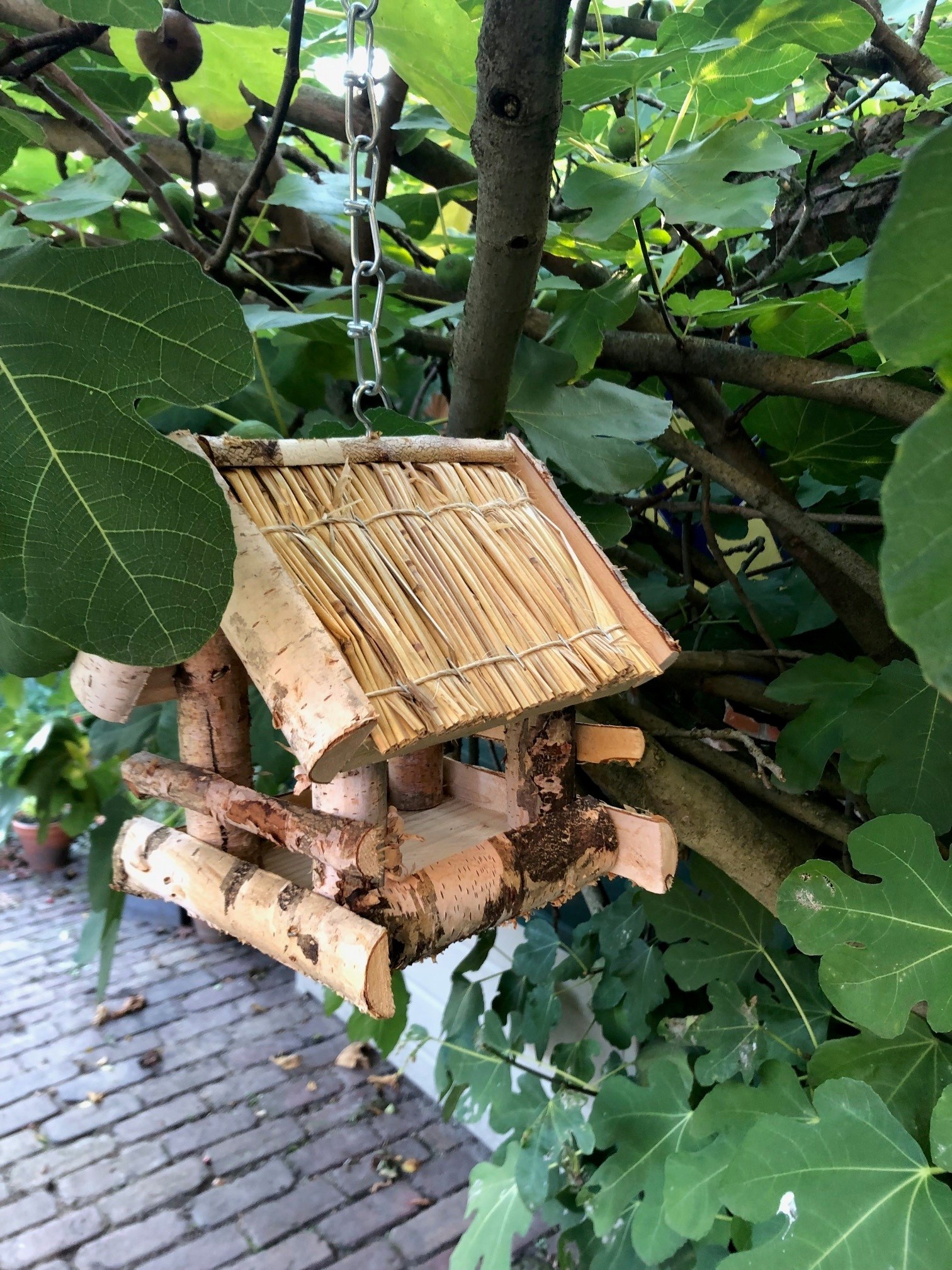 Dutchlander Vogelvoedertafel – Hangend – Berken met Dakje van stro 19 x 19 x 22 cm