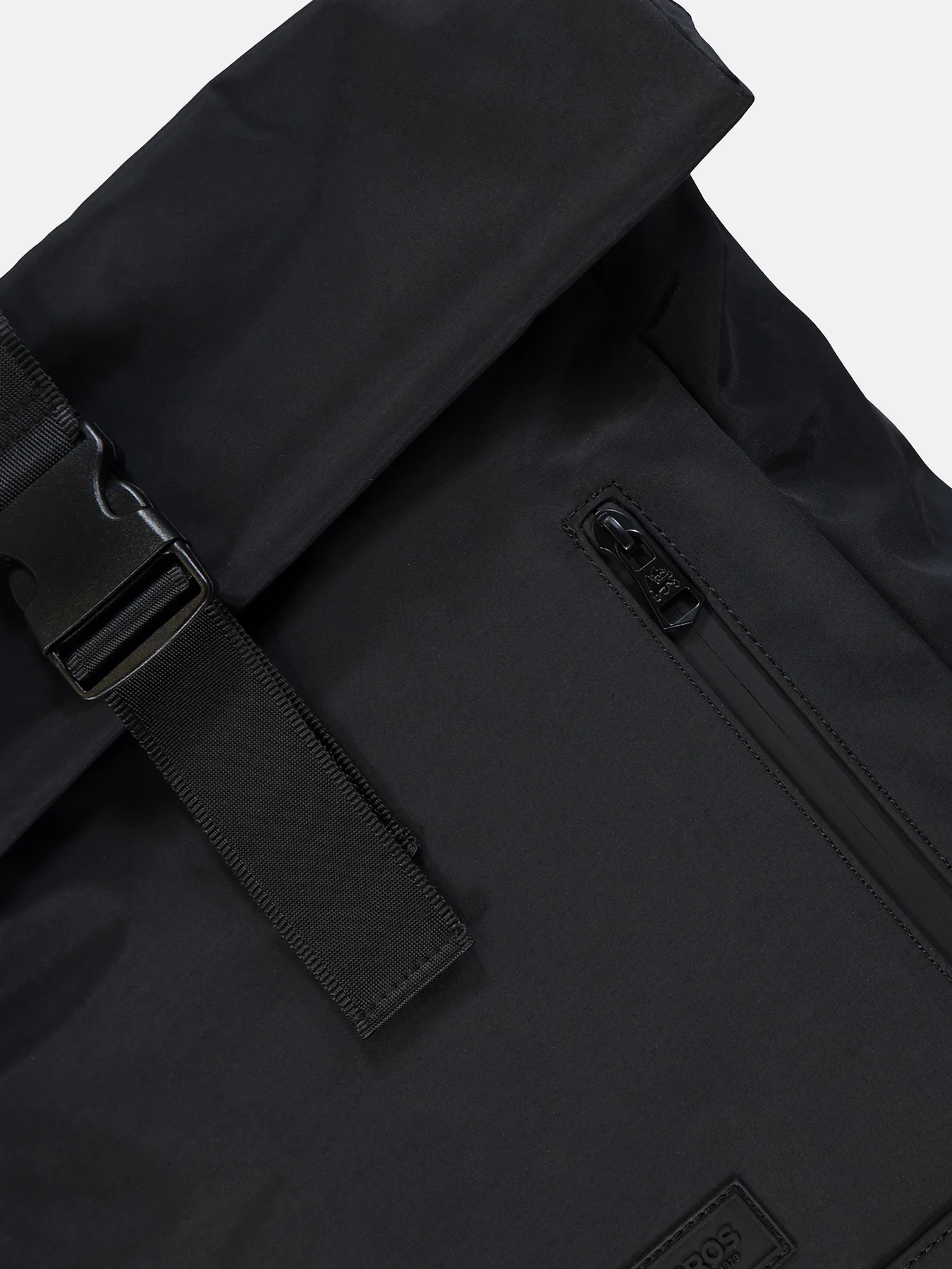 5002121 SEATTLE RUGZAK MET ROLSLUITING (290 BLACK)