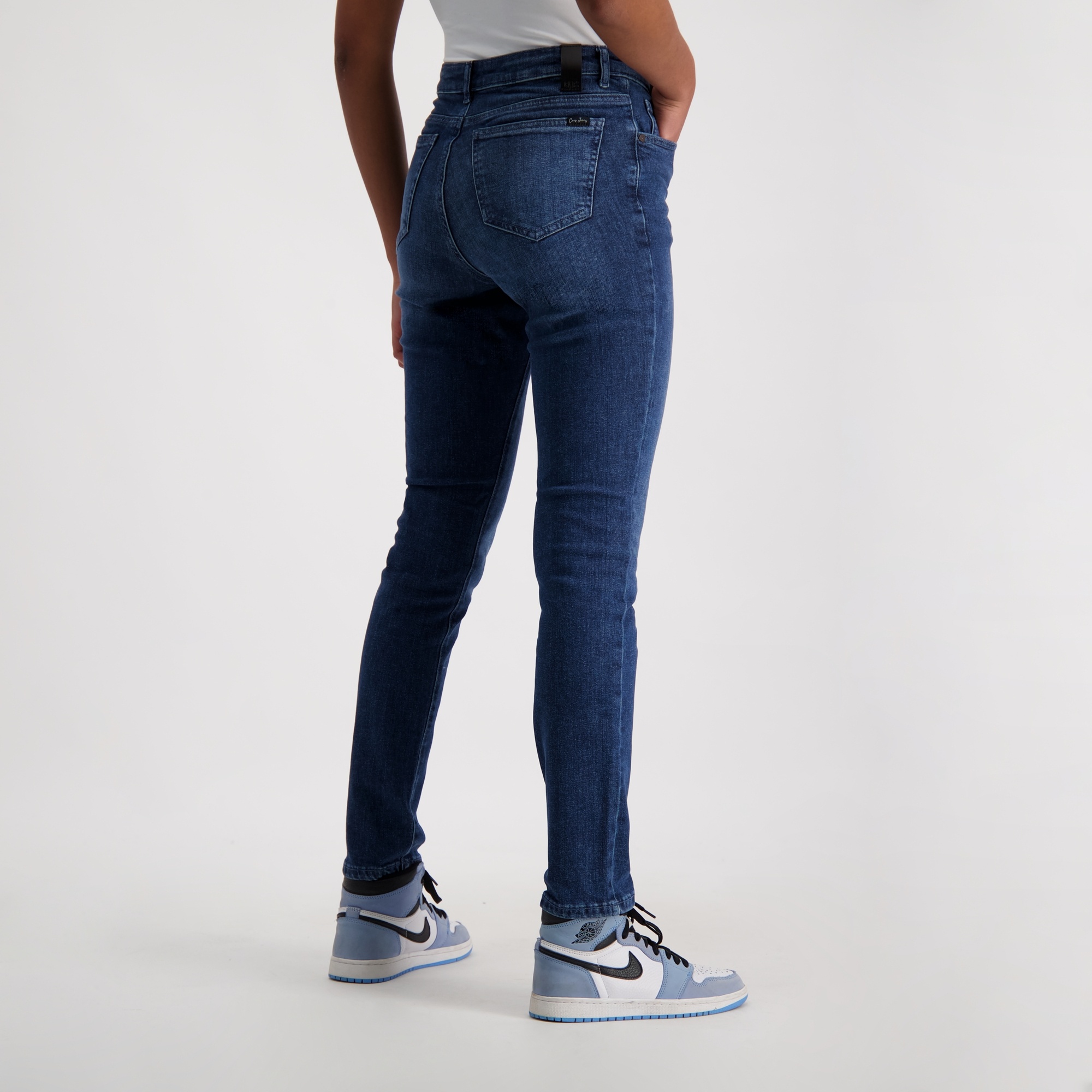 ISALIE Den. Stone Used