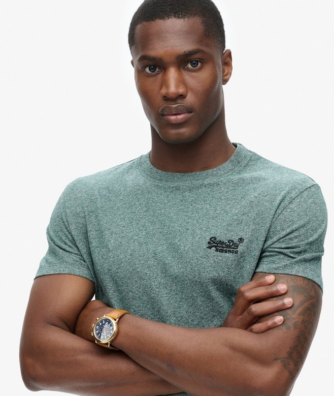 ESSENTIAL LOGO EMB TEE (MID PINE GREEN)