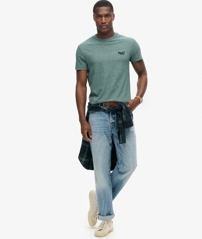 ESSENTIAL LOGO EMB TEE (MID PINE GREEN)