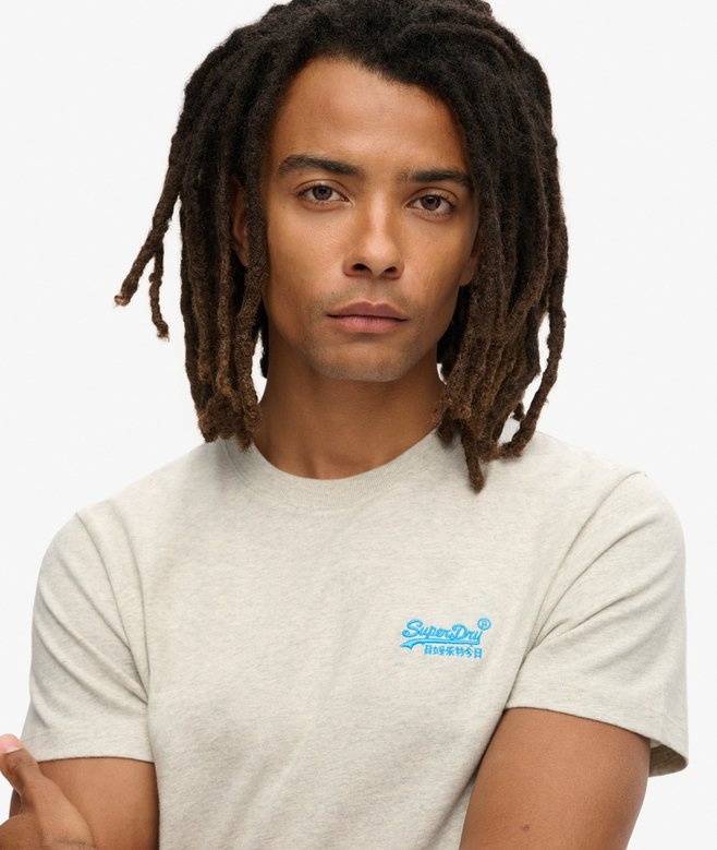 ESSENTIAL LOGO EMB TEE (Lighting Grey/Fluro Blue)