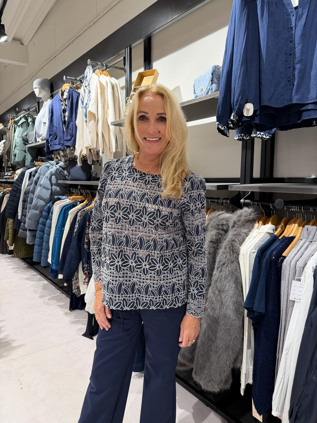 LUTTA -  Blouse Figure (White/Navy)