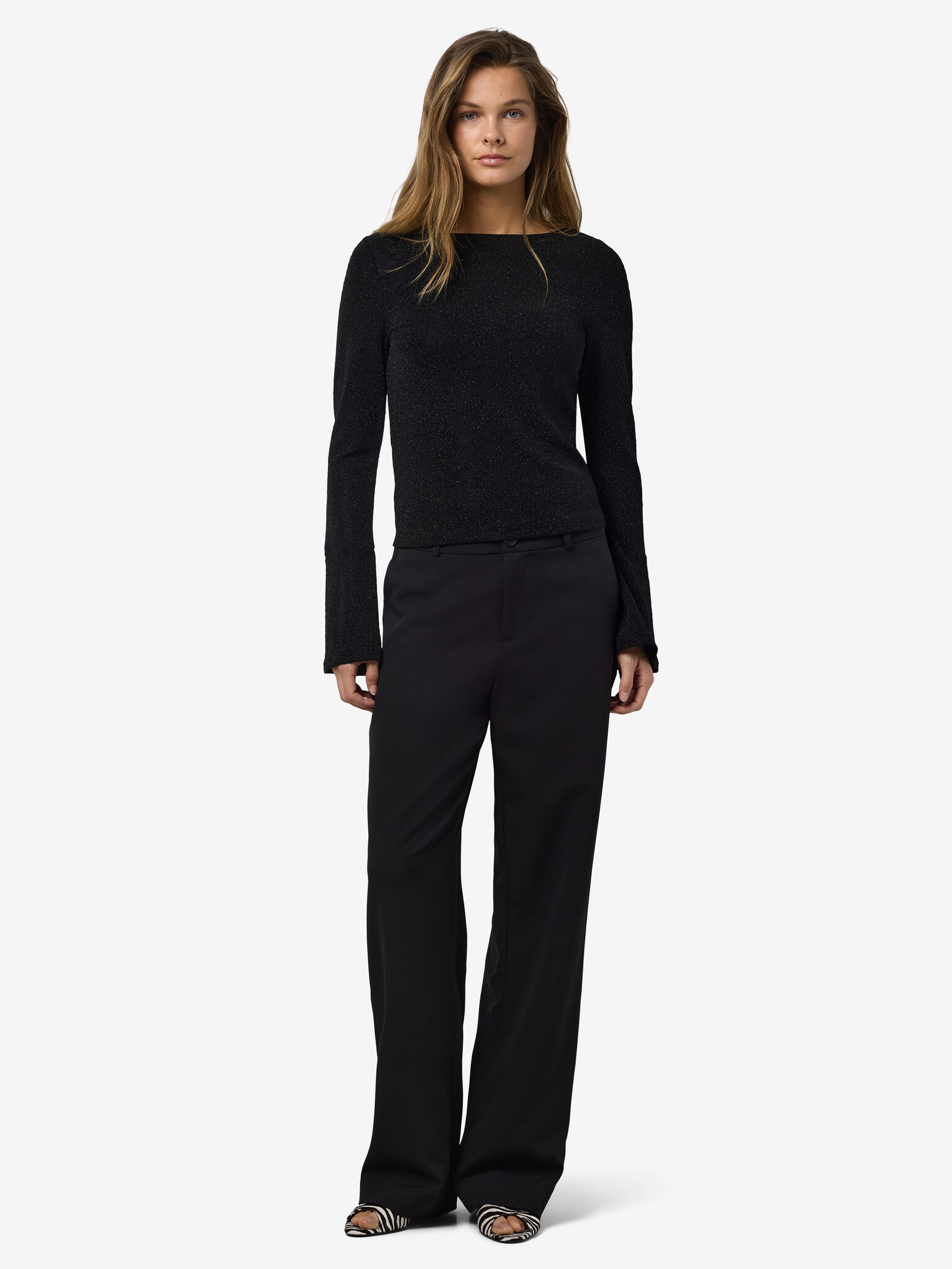 NMGILLY L/S BOATNECK BELLSLEEVE TOP JRS (BLACK LUR)