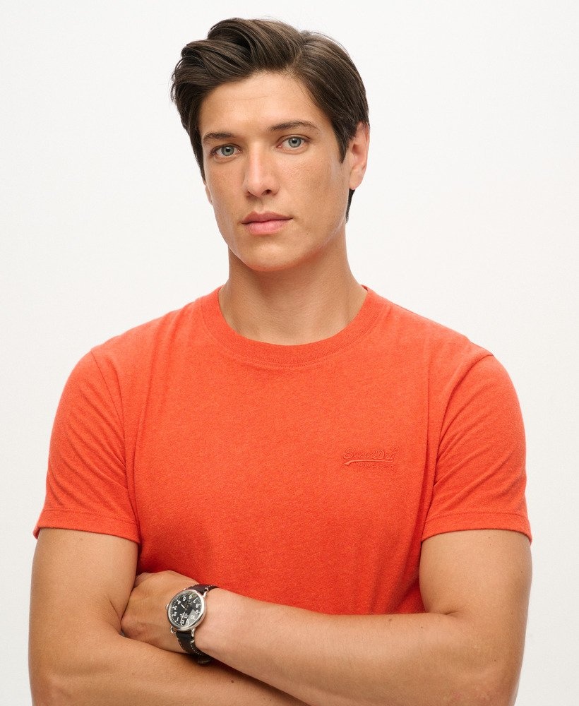 ESSENTIAL LOGO EMB TEE (Expedition Red)