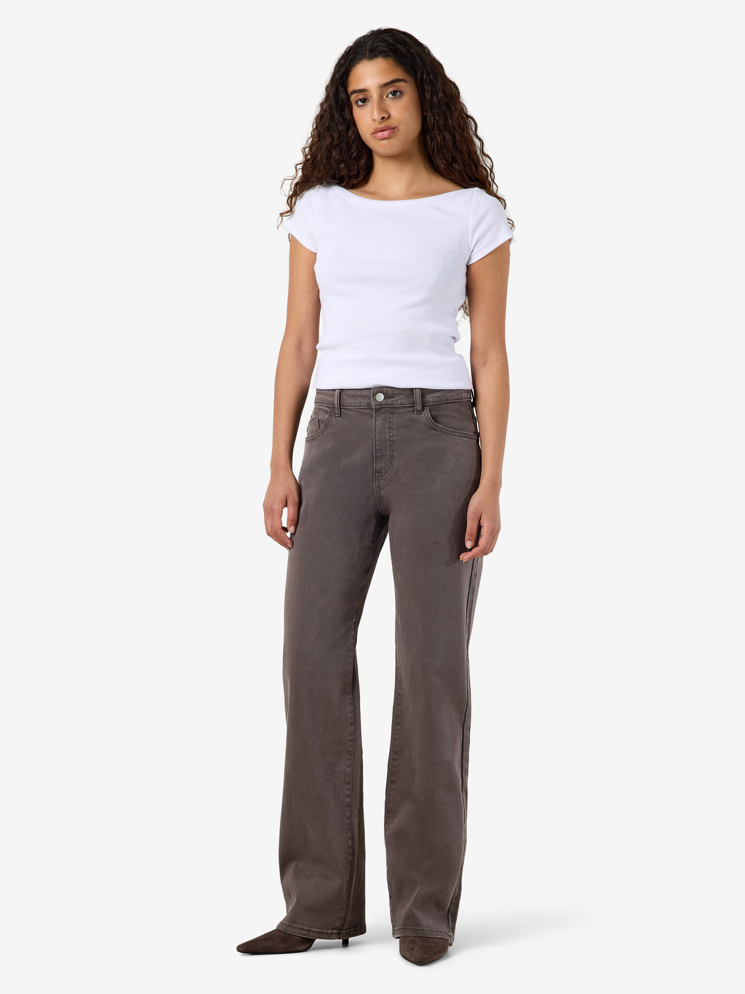 NMYOLANDA MW STRAIGHT JEANS COLORED (Chocolate Brown)
