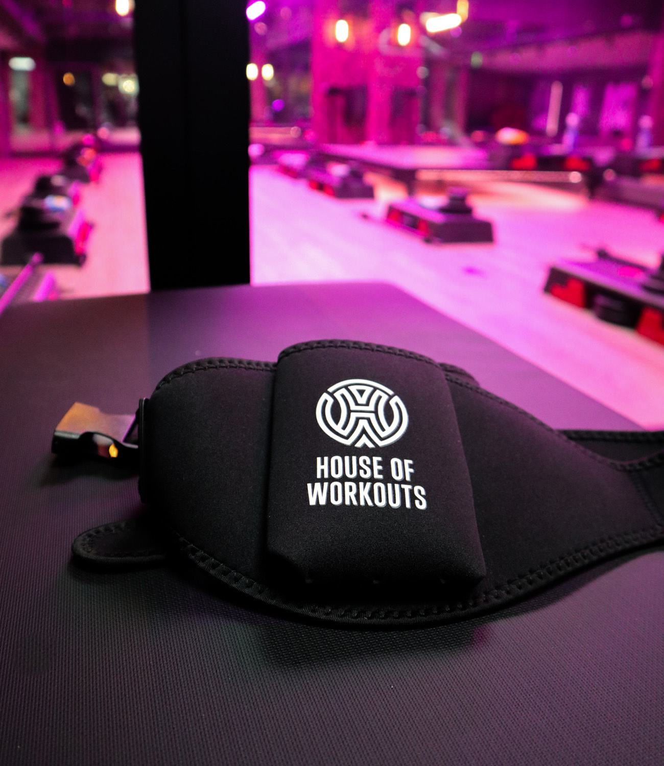 House of Workouts Mic Belt Fitness Instructeur