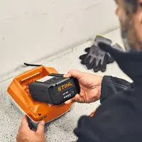 Is het schadelijk om een STIHL accu op de lader te laten zitten? Is het schadelijk om een STIHL accu op de lader te laten zitten?