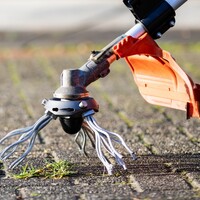 Kan een onkruidborstel op een accu bosmaaier? Kan een onkruidborstel op een accu bosmaaier?