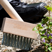 Hoe gebruik je een onkruidborstel?