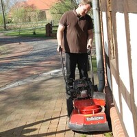 Wat doet een onkruidborstel?