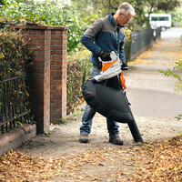 Wat is beter een bladblazer of een bladzuiger?