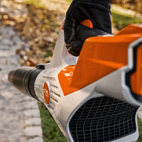 Zijn bladblazers op batterijen de moeite waard?